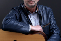 Lutz Scheufler mit Gitarre (Hochformat)