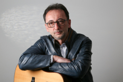 Lutz Scheufler gestützt auf Gitarre