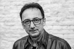 Lutz Scheufler vor Backsteinwand (Graustufen)