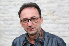 Lutz Scheufler vor Backsteinwand