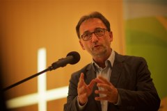 Lutz Scheufler während eines Vortrags am Mikrofon